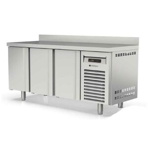 BAJO MOSTRADOR REFRIGERACIÓN 3 PUERTAS CIEGAS